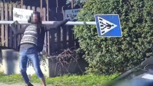 Elítélték a közlekedési táblával autókat fenyegető férfit