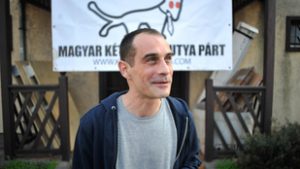 Eltűnt a Kétfarkú Kutyapárt elnökének kinyúlt polója, máris szóvá tették