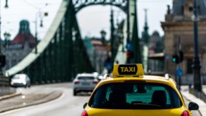 Több mint kétszáz autó vonult fel a budapesti taxistüntetésen