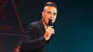 Ezrek özönlöttek az ingyenes Robbie Williams-koncertre