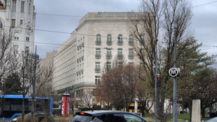 Leszedték a budapesti luxushotel épületéről a logót, márkát válthat a The Ritz-Carlton