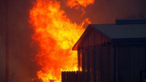 Los Angeles még közel sincs túl a nehezén, a viharos szél újult erővel szíthatja fel a lángokat