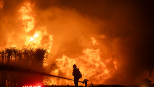 Videóra vettek a Los Angeles-i pusztításban egy tűztornádót