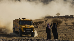 Hátfájdalmai és csigolyasérülése miatt feladta a Dakart a magyar kamionos