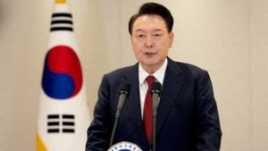 Őrizetbe vették a dél-koreai elnököt, hiába sorakoztak fel szimpatizánsai
