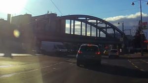 Piros lámpa, villamos, zebra – egyik sem érdekelte ezt az őrült magyar furgonost