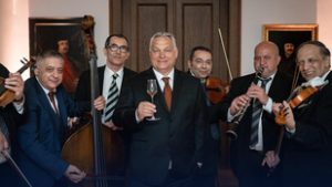 Orbán Viktor prímások körében, koccintásra emelt pohárral köszöntötte a magyar kultúra napját