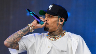 Chris Brown beperelte a Warner Bros.-t, mert egy dokumentumfilmjükben szexuális zaklatással vádolták meg