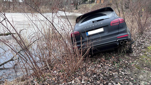 A Feneketlen-tóba zuhant egy Porsche