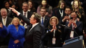 Elon Musk karlendítése levitte a borostát, de II. Erzsébet is így szalutált