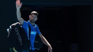 Dráma Ausztráliában: Djokovics sérülés miatt feladta az elődöntőt