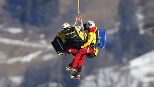 Nagyot bukott a francia síző, mentőhelikopterrel szállították kórházba