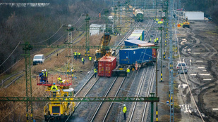 Több napig is eltarthat, mire helyreáll a vasúti közlekedés a Szegednél kisiklott tehervonat miatt