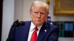 Donald Trump tisztogatásba kezdett, kényszerpihenőre küldött több tucat tisztviselőt