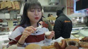 Ezúttal egy hentesüzlet készletét zabálta fel a Budapesten tartózkodó dél-koreai influenszer