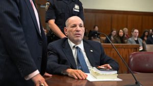 Romló egészségi állapotára hivatkozva Harvey Weinstein könyörgött a bírónak tárgyalása előbbre hozásáért