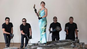 Budapest után Amszterdamban hódít a fémhulladékokat műalkotássá formáló nő