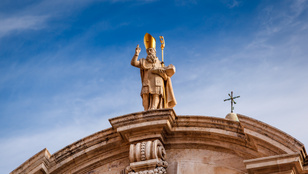 Ma semmiképp se szentségeljen, bármennyire is fáj a torka