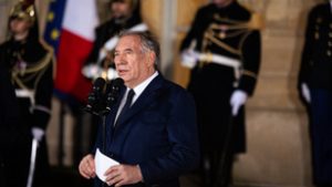 Két hónap alatt megbukhat a francia miniszterelnök, bizalmatlansági indítványt nyújthatnak be ellene