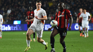 Sallai Roland bokája rémes szögben hajlott meg, a hős magyar mégis a pályán maradt