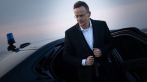 Szijjártó Péter titokzatos magánlátogatást tesz Prágában, rendőri kíséretet is kap