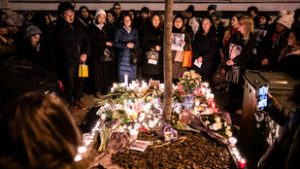 Megemlékezést tartottak az V. kerületben a halálra égett, kétgyermekes japán nő tiszteletére