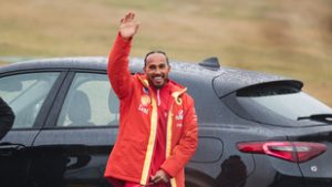 Hamilton biztatóan kezdett a Ferrarinál, gyorsabb volt Leclerc-nél