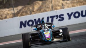 Hatalmas baleset miatt intették le Molnár Martin versenyét a közel-keleti F4-ben