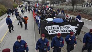 A nézetkülönbség ellenére az antifa tüntetők és a kitörés-emléktúra résztvevői is békésen demonstráltak