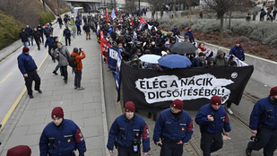 A nézetkülönbség ellenére az antifa tüntetők és a kitörés-emléktúra résztvevői is békésen demonstráltak