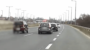 Szabálysértések sorozatát követte el egy audis, és még neki állt feljebb