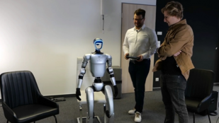 Vajon elveszi a munkáját az első itthon is kapható humanoid robot és a kutyája?