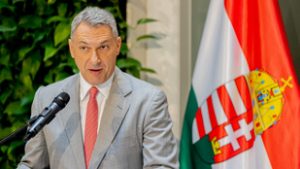 Lázár Jánosnak büntetési csekken kívántak boldog születésnapot