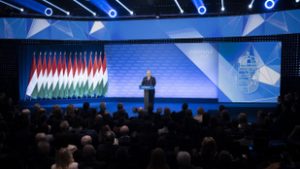 A pityókás tsz-elnök, Moszkvában tapsolnak – ellenzéki reakciók Orbán Viktor évértékelőjére
