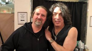 Autóbalesetben meghalt gitárost gyászol a KISS