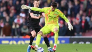 Az Arsenal kapusa a West Ham térfelén lefutotta az ellenfél csatárát, majd sarokkal trükközött