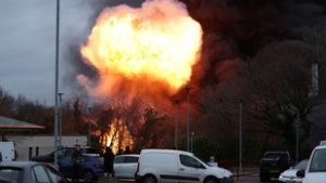 Hatalmas lángok csaptak fel egy manchesteri ipari parkban