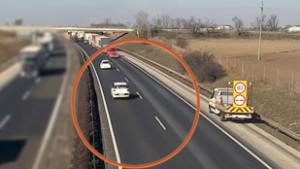 Felvételen, ahogy egy autó egy másik járműbe csapódik az M1-es autópályán