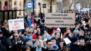 Politikailag semlegesnek lett meghirdetve, mégis üzentek a hatalomnak a bírói tüntetésen