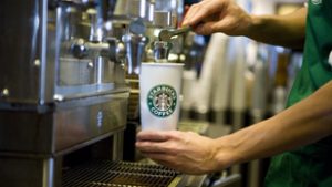 Hatalmas leépítésbe kezdett a Starbucks, több mint ezer alkalmazottat küldtek el