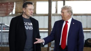 Meglepi a washingtoni kormányhivatalban: videón, ahogy Trump csókolgatja Elon Musk lábát