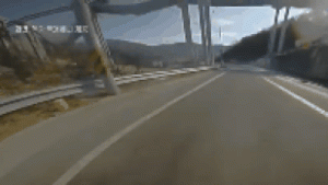 Videóra vették, ahogy összeomlott egy híd Dél-Koreában