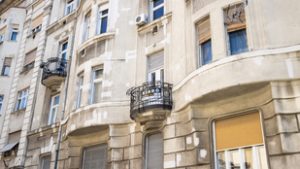 Megtilthatja-e a bérbeadó a bérlőnek a lakcímbejelentést? Milyen esetekben nem?