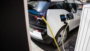 Jó hír az elektromos autókat vásárlóknak, meghosszabbította a szaktárca a támogatási programot