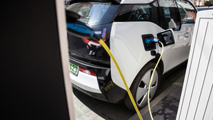 Jó hír az elektromos autókat vásárlóknak, meghosszabbította a szaktárca a támogatási programot
