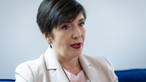 Több mint két hét szabadságot adna a DK a magzatukat elveszítő anyáknak