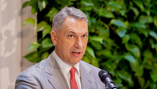 Hirdetésben támad Lázár János kullancsozós videója