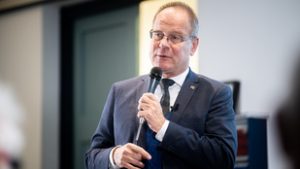 Navracsics Tibor közölte, hogy 105 szolgálati lakáshoz jut a balatoni térség