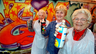 Gyilkosság rózsaszín graffitivel