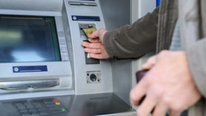 Pénzlavina zúdult a bankokra, hatalmasat kaszáltak